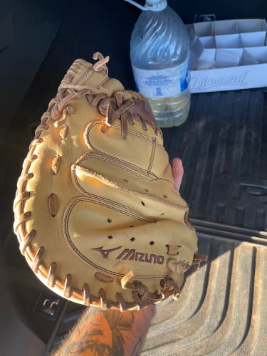 Right Hand Throw 33.5" Classic Pro Soft Baseball Glove