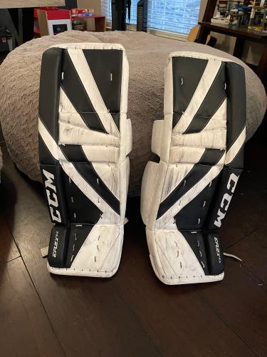 28" CCM  EFLEX 5.5 Goalie Leg Pads