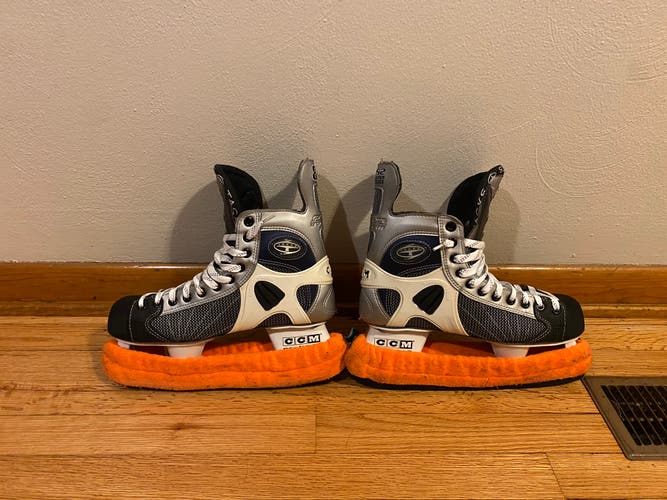 Senior CCM Regular Width  8.5 852 Super Tacks Hockey Skates