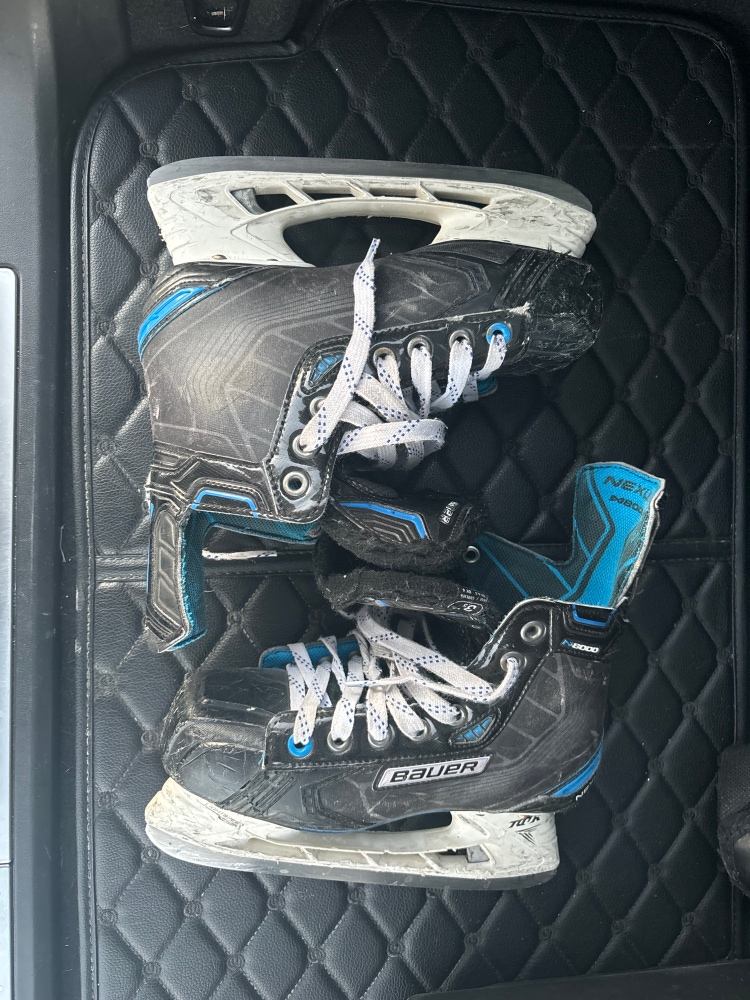 Junior Bauer Regular Width  Size 3.5 Nexus N8000 Hockey Skates