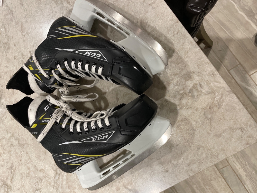 Intermediate CCM Regular Width Size 5 Tacks Hockey Skates