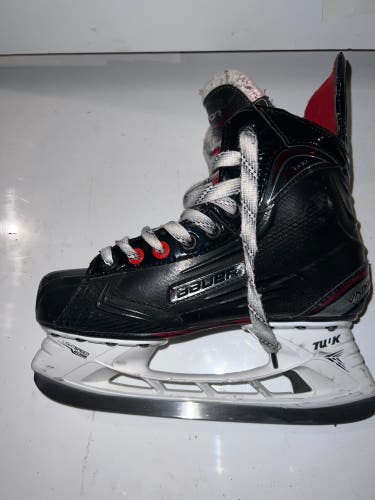 Intermediate Bauer Regular Width  Size 5 Vapor X600 Hockey Skates