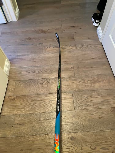 NEW BAUER NEXUS SYNC P28 77 FLEX RIGHT HANDED HOCKEY STICK