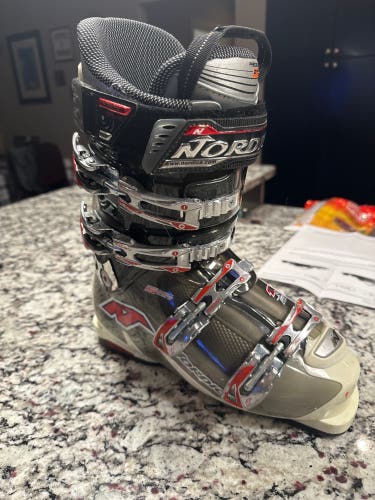 Used All Mountain Medium Flex SpeedMachine Ski Boots