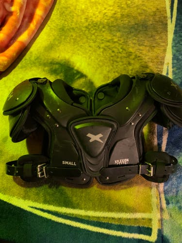 Used Youth Small Xenith Xflexion flyte Shoulder Pads