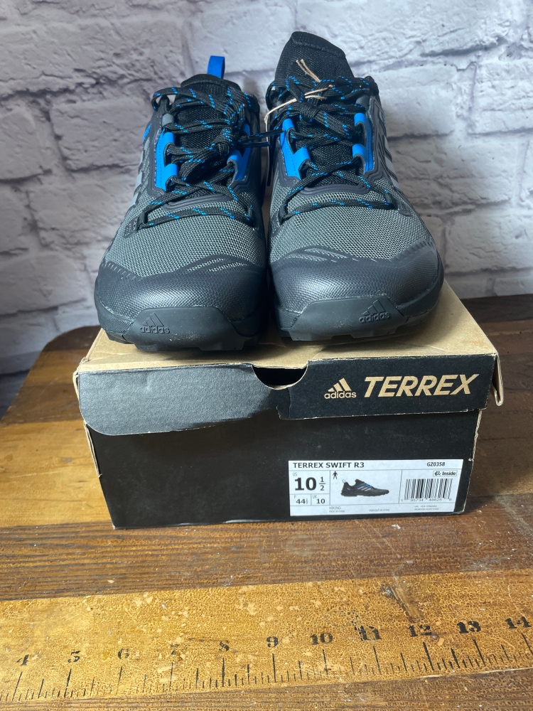 Unisex Size Men's 10.5 (W 11.5) Adidas Hiking Boots