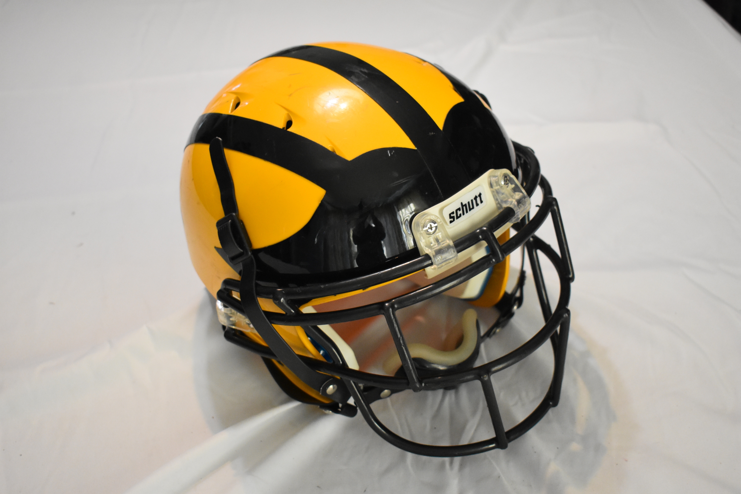 Schutt Youth Recruit Hybrid Football Helmet w/D30, Yellow, Medium - Good Condition!