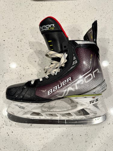 Senior Bauer Regular Width   9.5 Vapor Hyperlite Hockey Skates