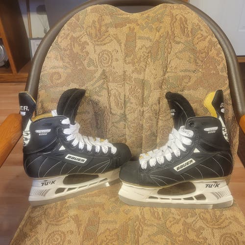 Intermediate New Bauer Supreme 6000 Hockey Skates Regular Width Size 4