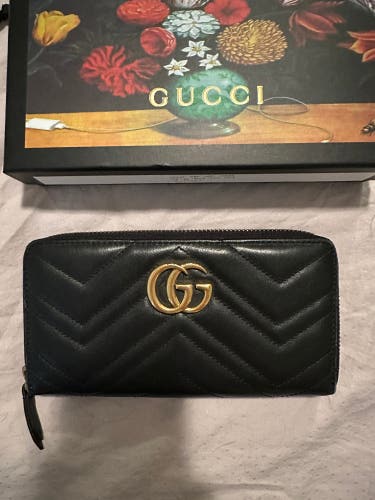 Gucci women’s black wallet