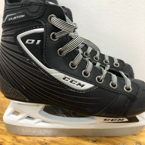 Nearly NEW CCM Custom 01 size 2 hockey skates