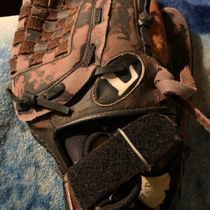Used Louisville Slugger Right Hand Throw Baseball Glove