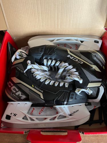 Senior CCM Regular Width  9.5 Tacks AS-570 Hockey Skates
