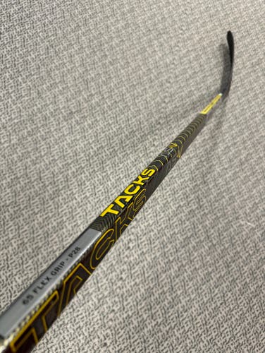 CCM Tacks AS-V 65 Flex P28 curve right hand sticks