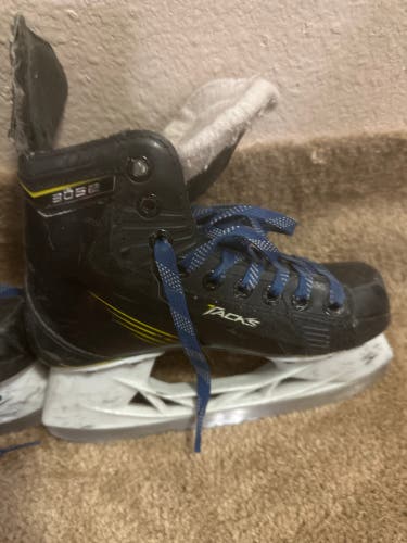 Intermediate CCM Regular Width Size 1 Tacks 3052 Hockey Skates