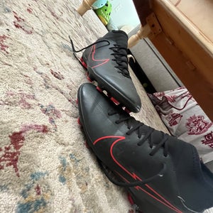 Used Size 7.0 (Women's 8.0) Nike Cleats