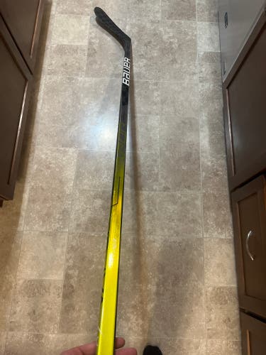 Senior Left Hand P28 Pro Stock Yellow Vapor Hyperlite Hockey Stick