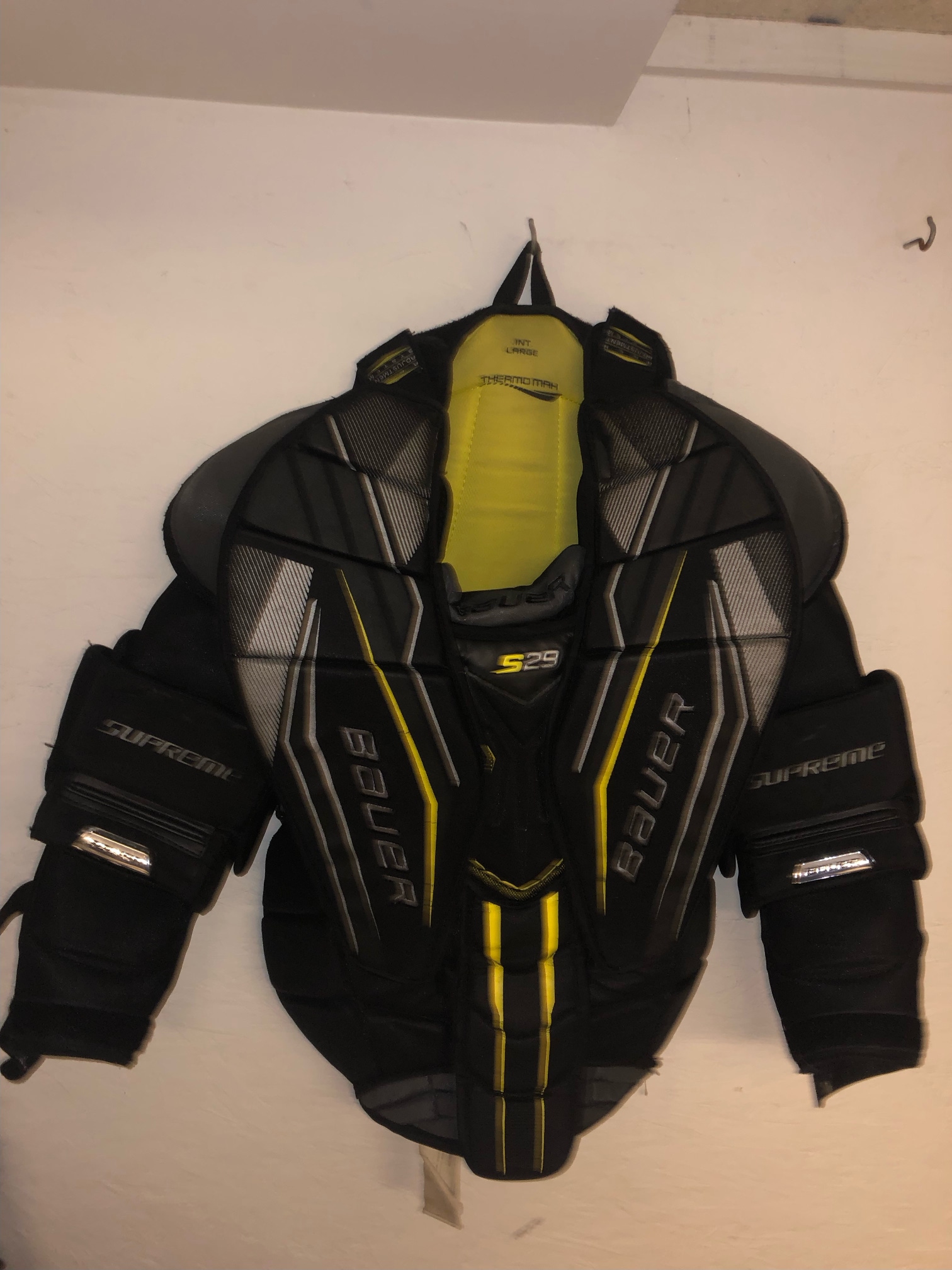 Used Large Bauer Supreme s29 Goalie Chest Protector