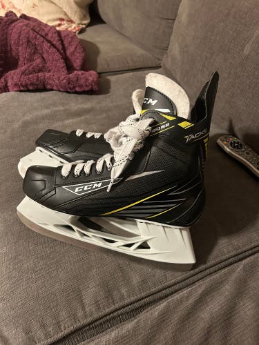 Senior CCM Regular Width 9 Tacks 2092 Hockey Skates