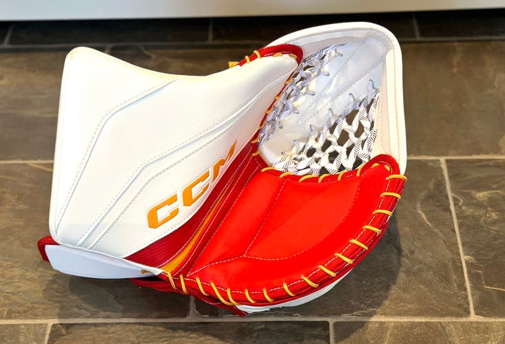 Brand New - Pro Stock Pro Return CCM Extreme Flex 6 Goalie Glove - Markstrom