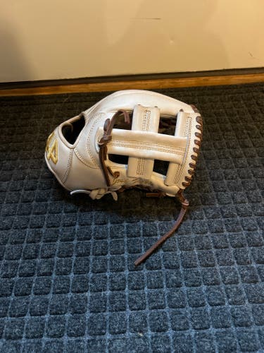 Infield 11.5" Signiture Series Baseball Glove