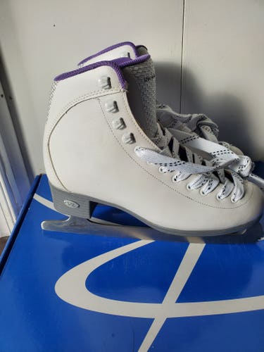 Used Riedell Figure Skates Adult 7- Medium Fit
