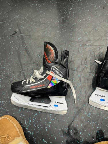 Intermediate True Regular Width 6.5 HZRDUS 5X Hockey Skates