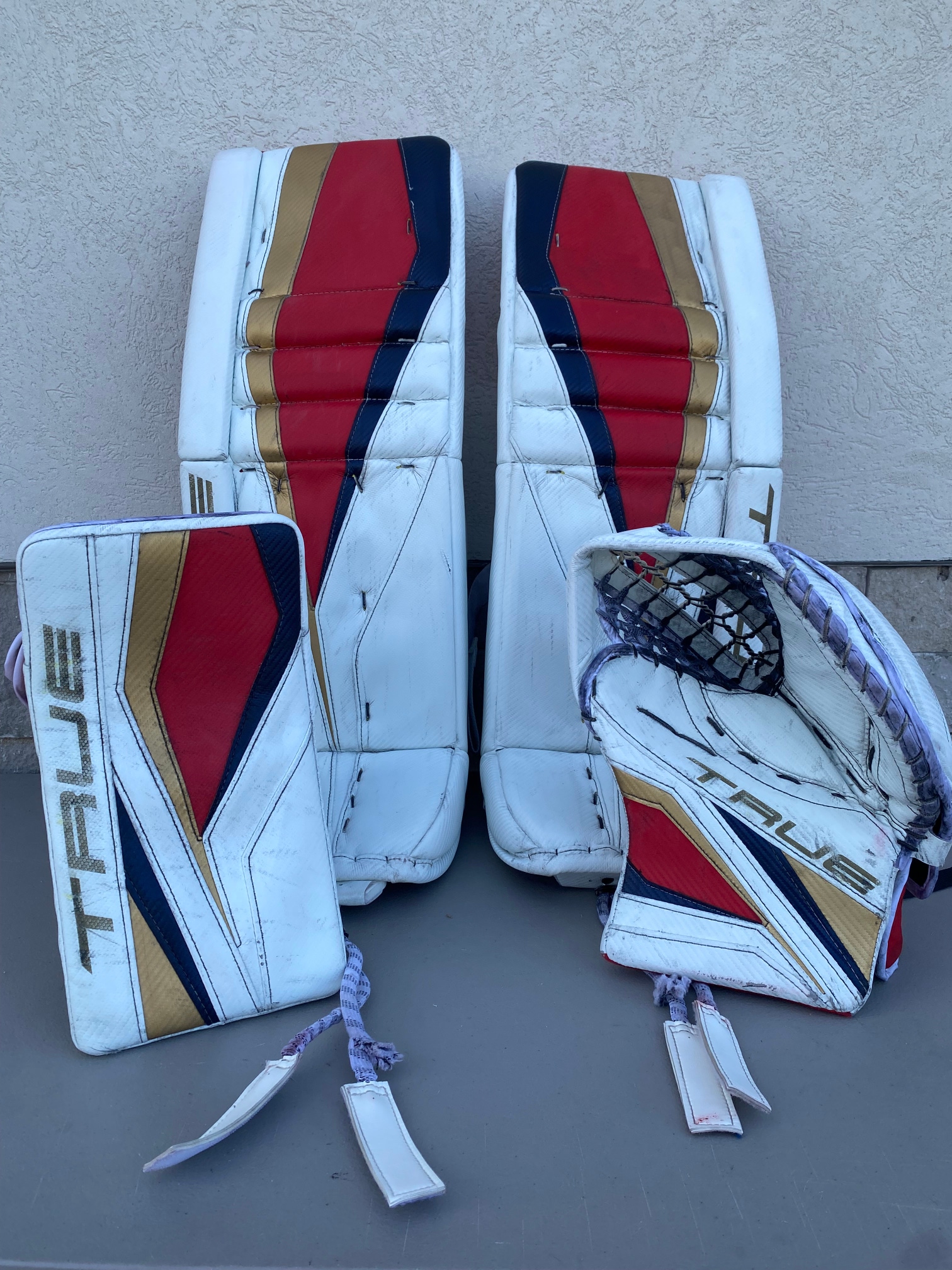 TRUE L12.2 Pro Stock Goalie Pad and Glove Set Gibson 5112
