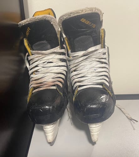 Senior Bauer Regular Width 9.5 Supreme Hockey Skates