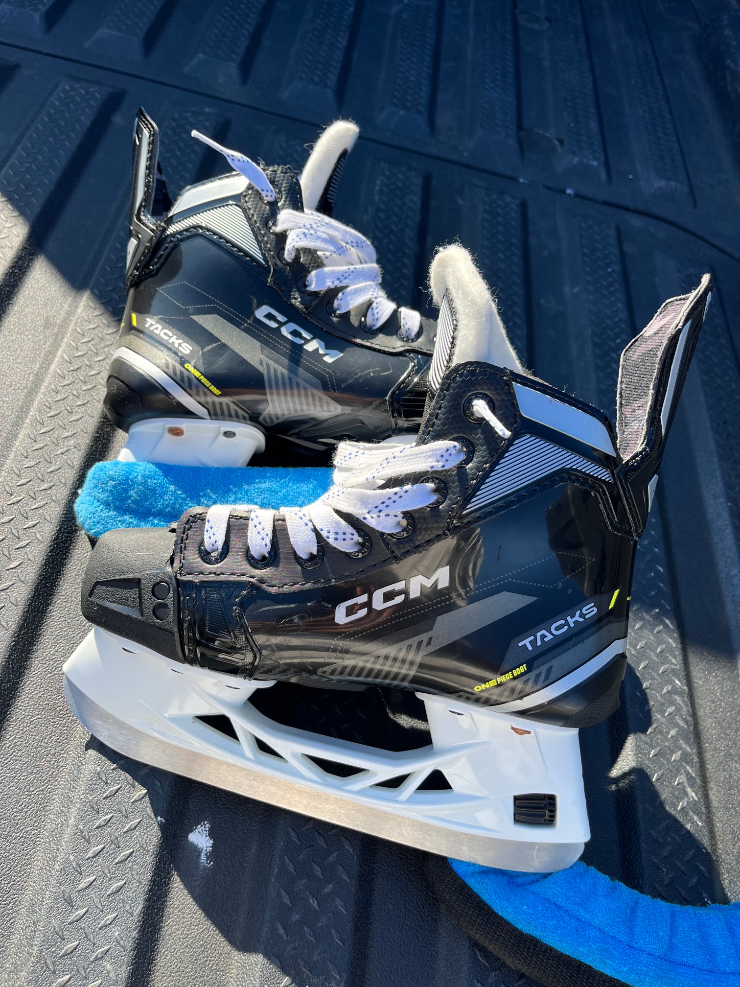 Used Junior CCM Tacks 580 Hockey Skates Regular Width Size 2.5