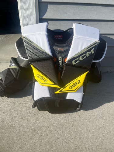New Medium CCM Axis 2 Goalie Chest Protector