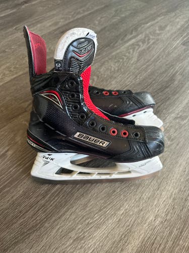 Junior Bauer Regular Width  Size 3.5 Vapor X800 Hockey Skates