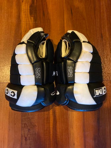 Senior CCM Hockey 252 Gloves