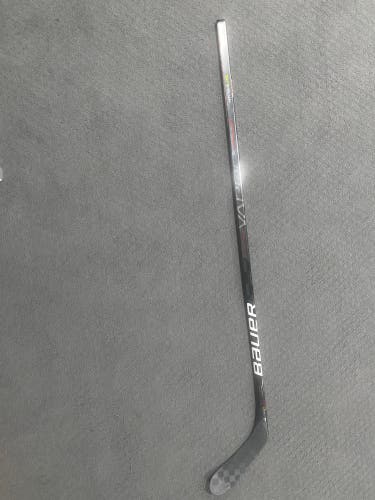 Right Handed P28 Vapor Hyperlite Hockey Stick