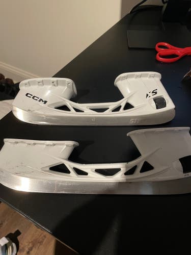 CCM XS Skate Holder and STEP Steel Pair 255