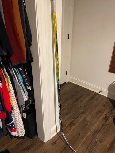 Senior Right Handed Bauer Supreme UltraSonic Stick P28 77 flex