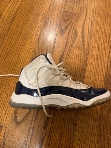 White Youth Used Men's Size 2.0 (Women's 3.0) Jordan Shoes