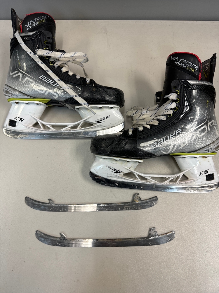 Used Bauer Regular Width  9.5 Vapor Hyperlite Hockey Skates