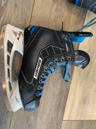 Senior Bauer Regular Width 8.5 Nexus 7000 Hockey Skates