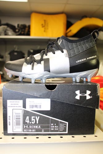 Black Youth Unisex New Size 4.5 (Women's 5.5) Molded Cleats Under Armour Cleats