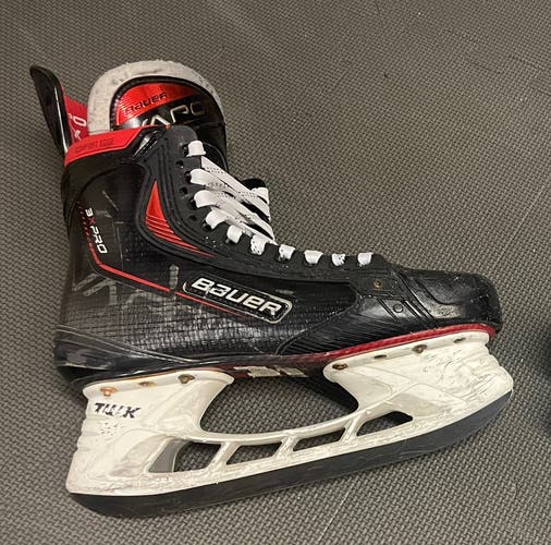 Used Bauer Regular Width  Size 8.5 Vapor 3X Pro Hockey Skates