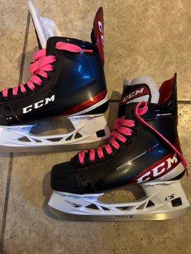Intermediate CCM Regular Width  Size 4 JetSpeed FT475 Hockey Skates