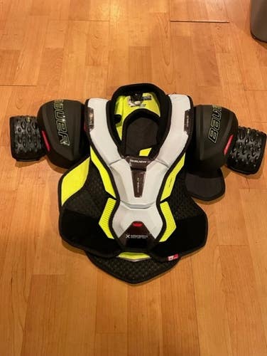 Junior Like New Medium Bauer Vapor Hyperlite Shoulder Pads