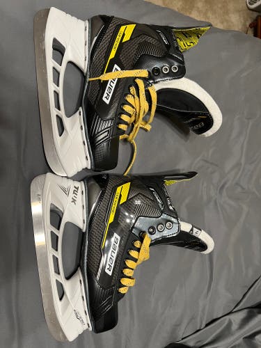 Senior Bauer Regular Width 7 Supreme Comp Hockey Skates