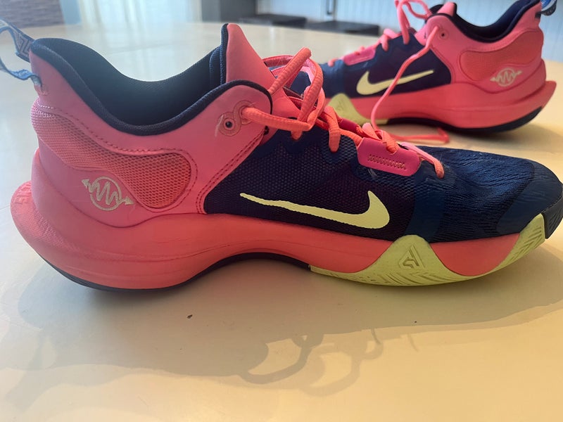 Men's Size 11 (Women's 12) Nike Shoes