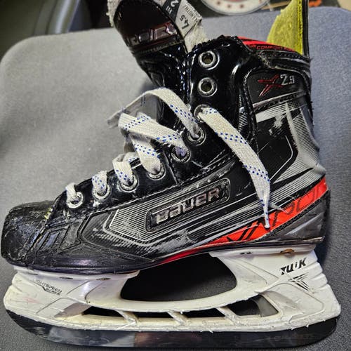 Used Junior Bauer Vapor X2.9 Hockey Skates Size 4.5