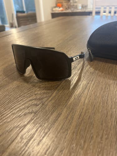 Black Oakley Sutros