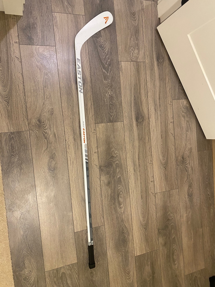 Senior Right Handed Mid Pattern  Mako Hockey Stick