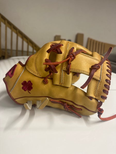 Used Right Hand Throw 11.5" Signiture Series Baseball Glove