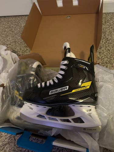 Intermediate Bauer M3 Hockey Skates size 5.0 D